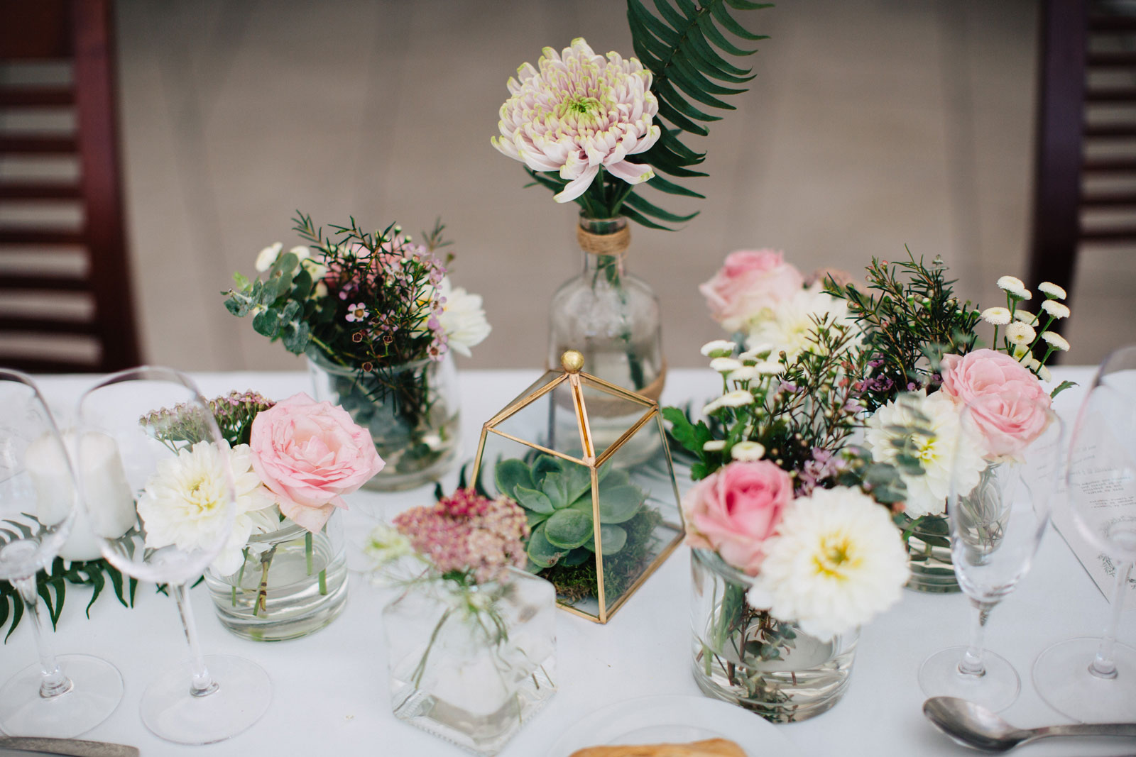 Centre de table de mariage champêtre chic lors d'une réception au Cap Ferret décorée par Elisabeth Delsol.