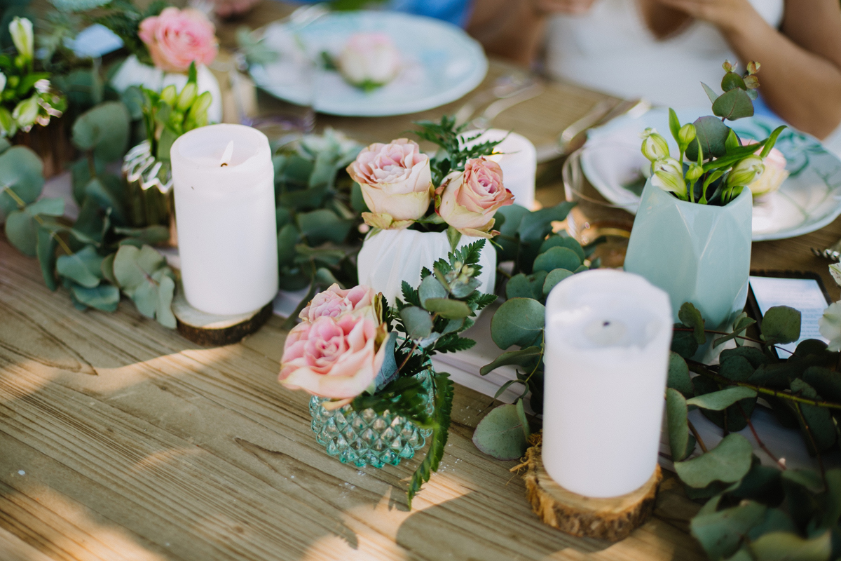 Fleur de rose pour un centre de table de mariage simple et chic avec un feuillage d'eucalyptus par la fleuriste Elisabeth Delsol.