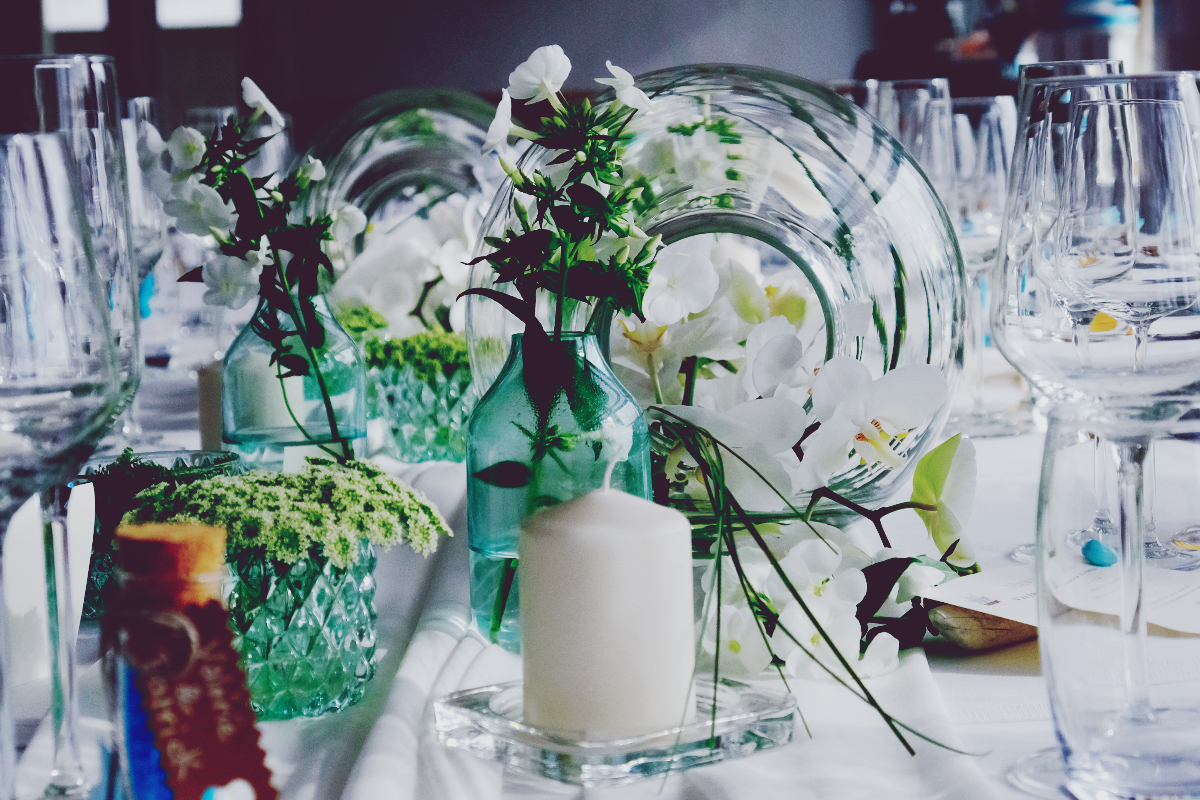 Centre de table en orchidée blanche dans un vase boule d'une décoration de réception imaginée par Elisabeth Delsol.