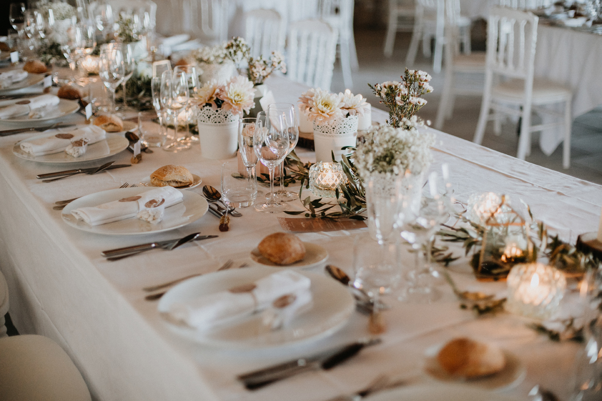 Centre de table en dahlia et gypsophile lors d'un mariage blanc organisé au mois d'août en été.