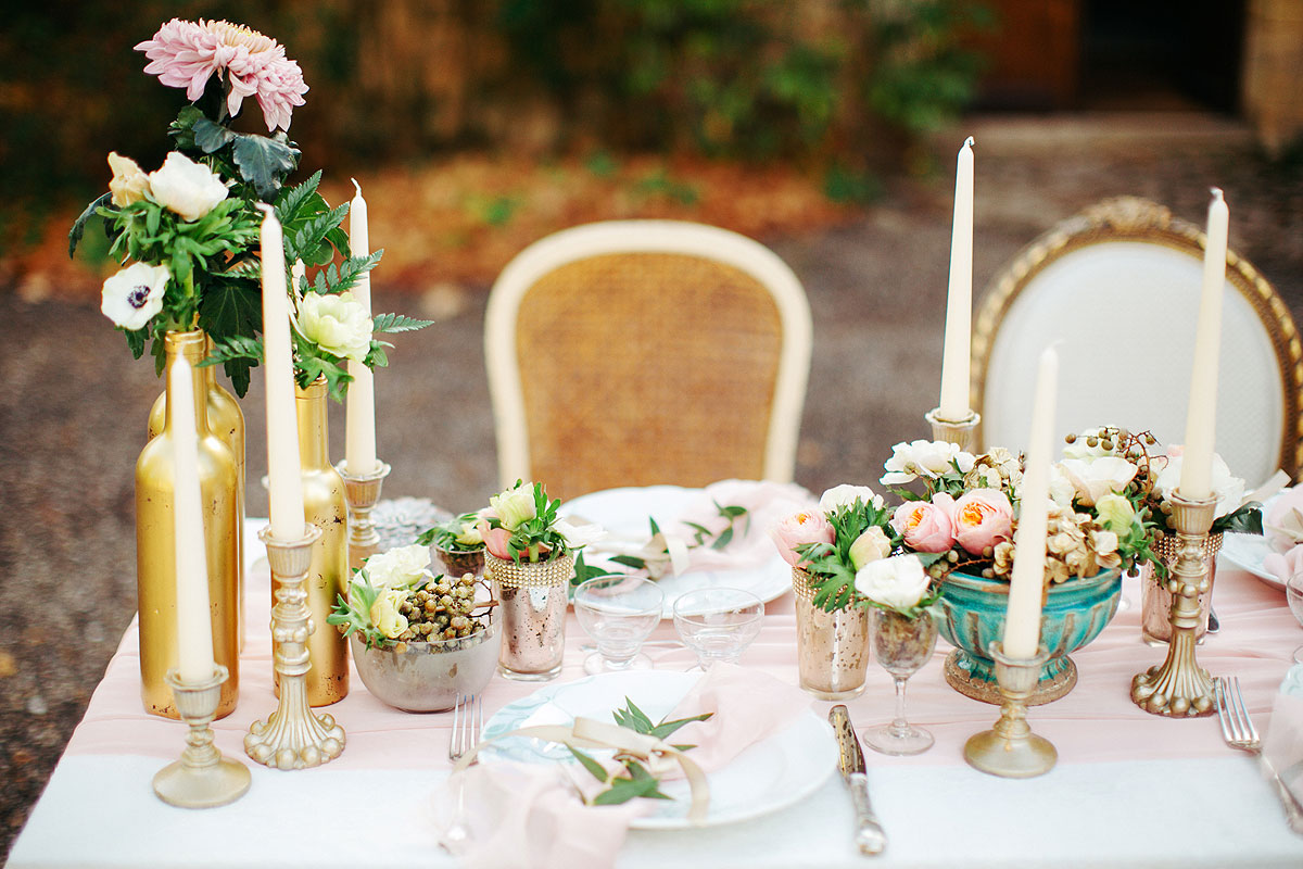 Centre de table de mariage romantique en automne avec les fleurs de rose et d'hortensia créé par la fleuriste Elisabeth Delsol.