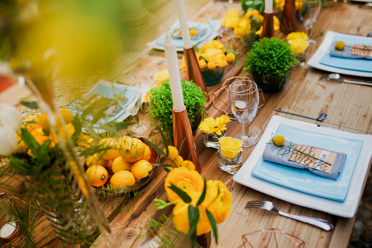 Décoration et centre de table de mariage rustique chic avec des fleurs en jaune par la décoratrice Elisabeth Delsol.
