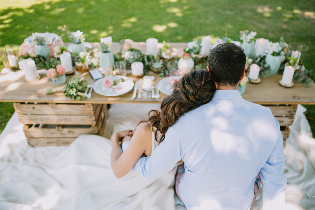Centre de table d'un mariage en extérieur et romantique par la décoratrice d'événement Elisabeth Delsol.