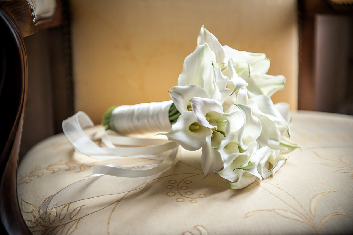 composition florale calla et arum blanc par Elisabeth Delsol