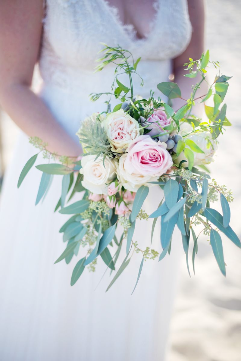 Bouquet de mariée bohème en rose et eucalyptus d'un mariage au Cap fereret.