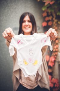 Petit Vêtement Bébé Avec Illustration Lors D'une Baby Shower.