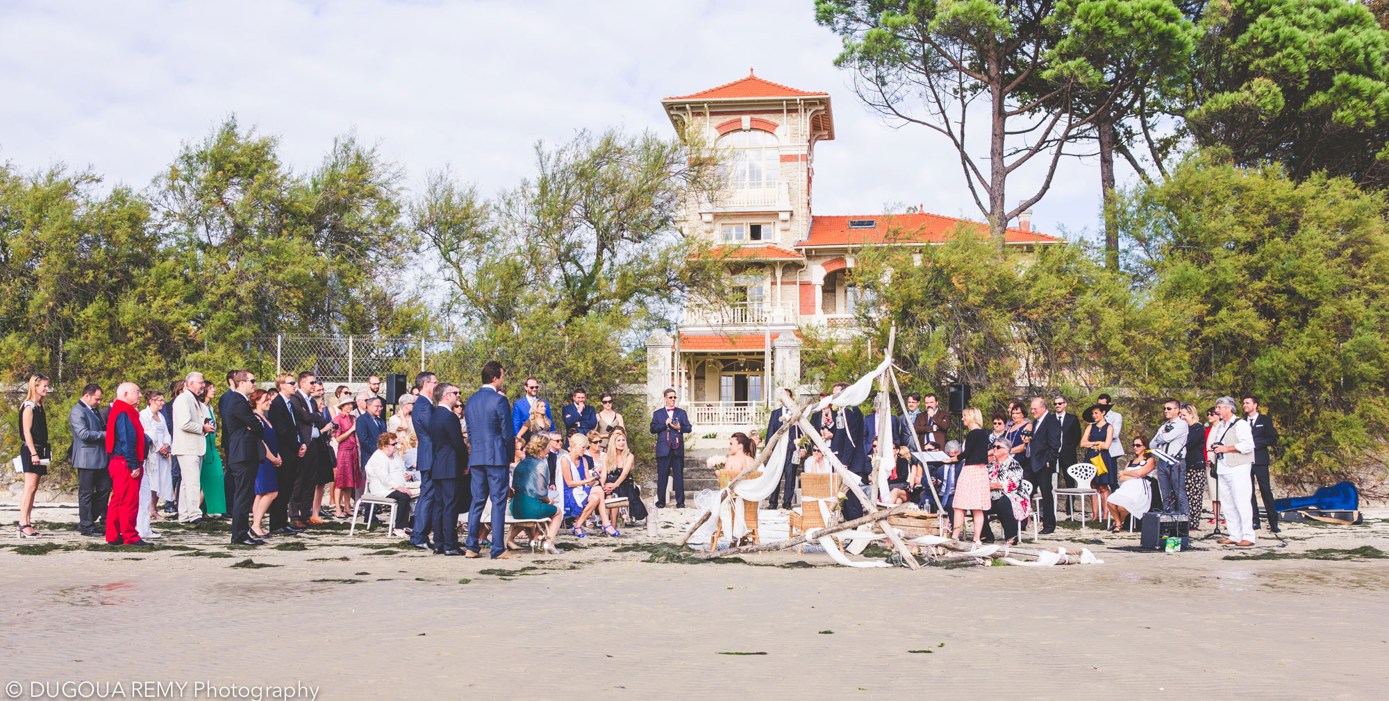 Décoration de mariage bohème et cérémonie laïque champêtre sur la plage du bassin d'Arcachon par Elisabeth Delsol.