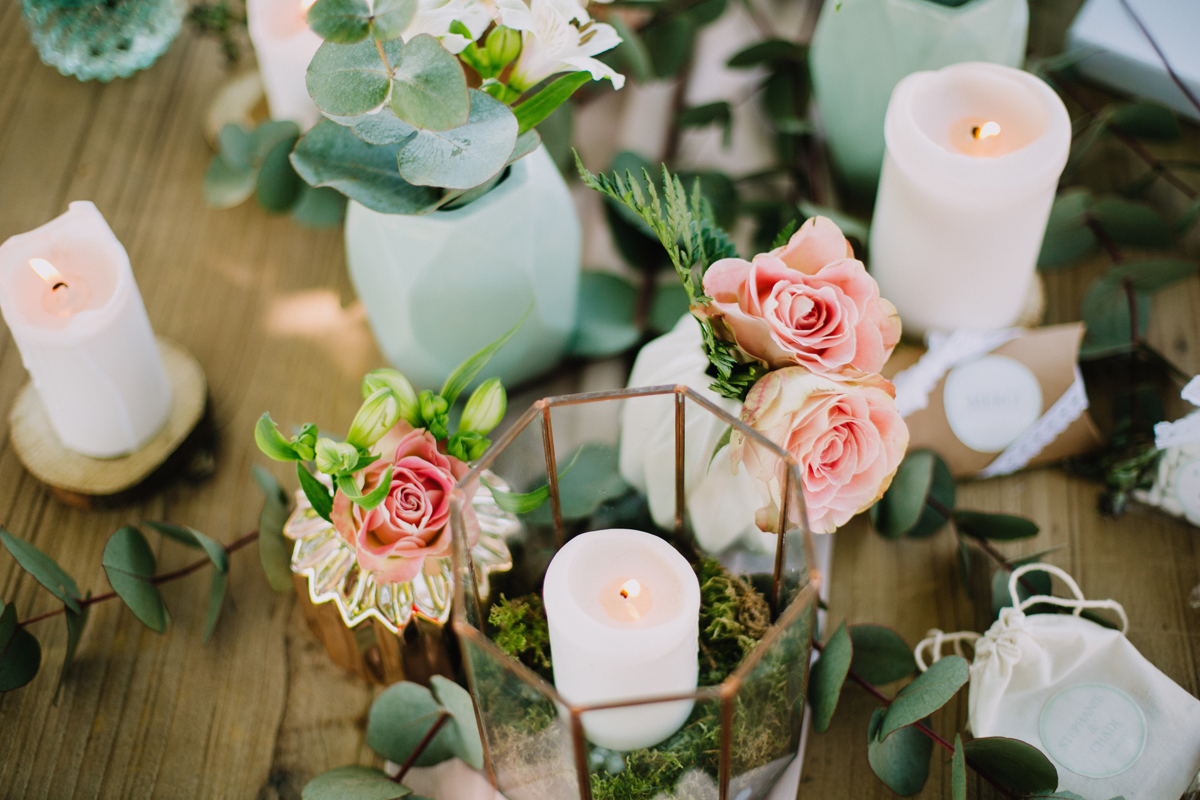 Centre de table en roses au thème bucolique, chic et végétal d'un mariage à la réception en extérieur.