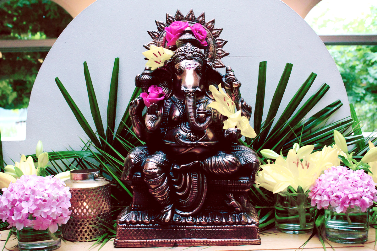 Statue d'éléphant du Dieu Ganesh pour un mariage hindou à la décoration en fleurs.