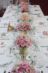 Centre De Table Et Bouquet De Fleurs Lors De Mariage Hindou à La Décoration Chic Et Romantique.