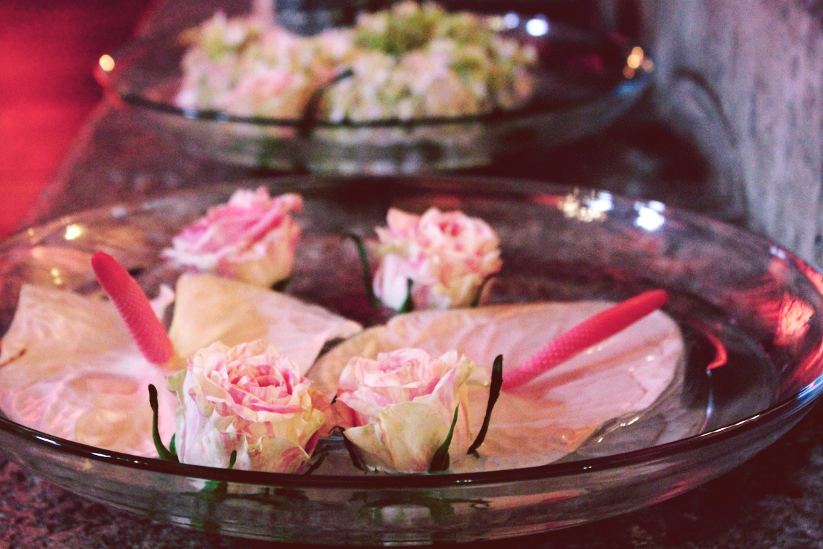 Mariage hindou et décoration au sol avec des fleurs.