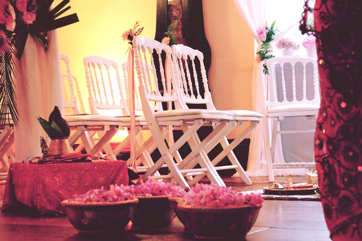 Mariage hindou et décoration au sol avec des fleurs.