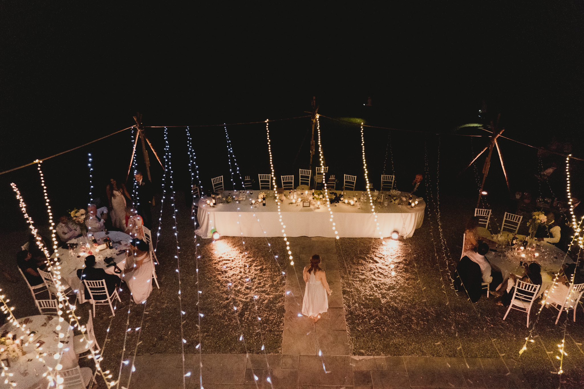 Réception chic et mariage de nuit à la décoration lumineuse et en extérieur du Château Le Thil à Léognan.