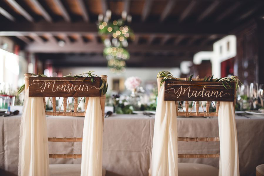Décoration de chaises des mariés lors de la réception de ce mariage de printemps par Elisabeth Delsol au thème végétal chic.