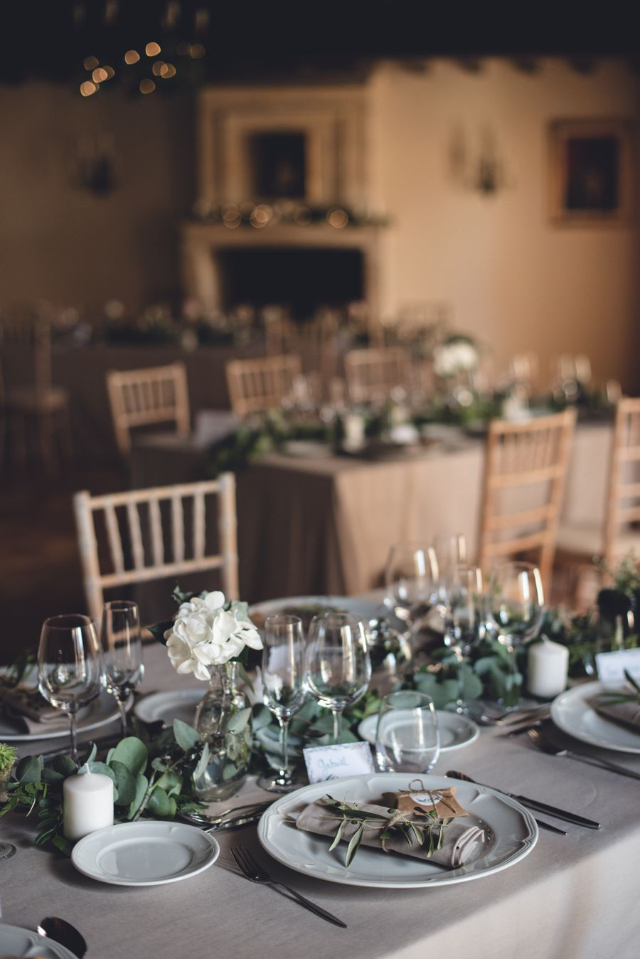 Décoration et centre de table en fleurs et eucalyptus lors de la réception de ce mariage de printemps par Elisabeth Delsol au thème végétal chic.