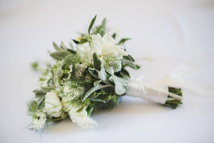 Bouquet de mariée en fleurs blanches et vertes au thème bohème chic.