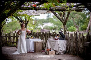 Mariage Original Sur Le Thème Safari D'une Décoration En Fleurs Tropicales Et Exotiques.