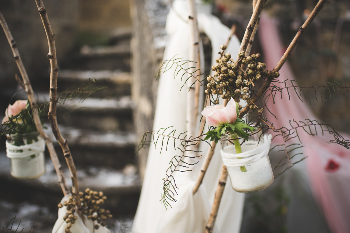 Décoration et arche de cérémonie en fleur de mariage en hiver.