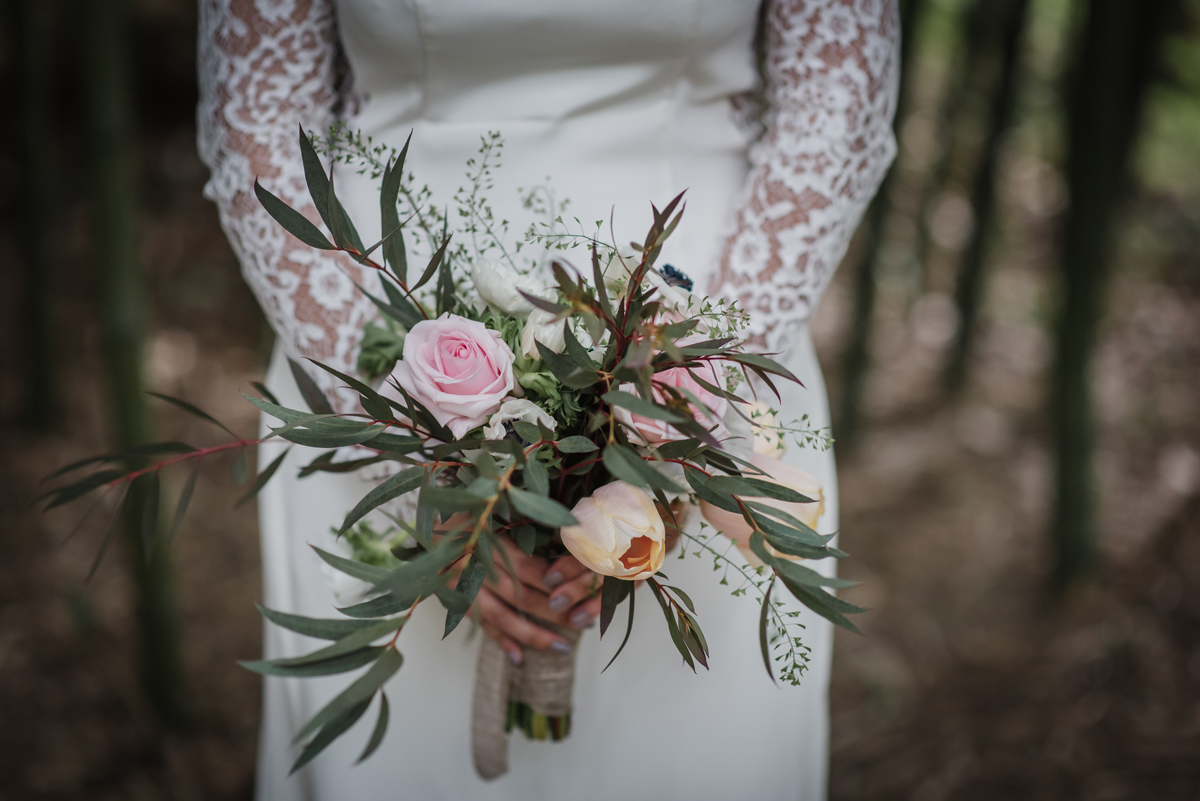 Bouquet de mariée naturel bohème et chic en rose et eucalyptus.