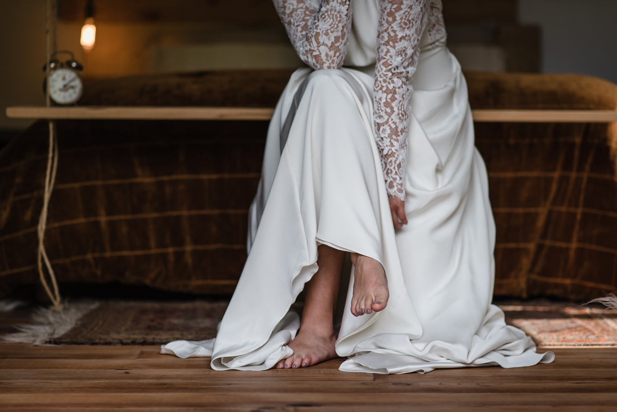 Mariée avec ses pieds nues lors d'un mariage bohème en Aquitaine.
