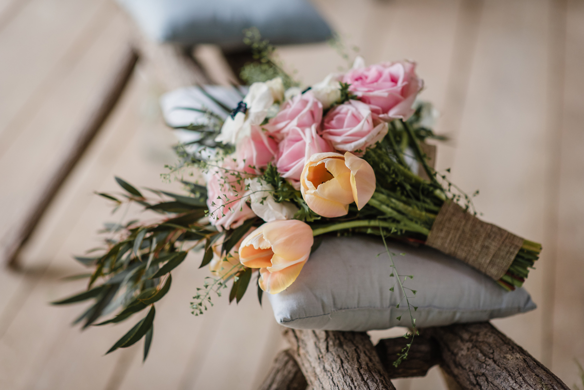 Bouquet de mariée en roses et tulipes sur le thème boho chic et naturel.
