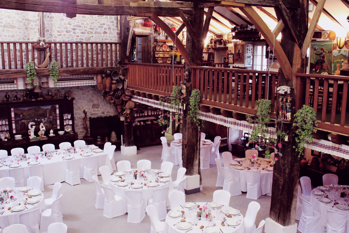 Décoration de la salle de mariage de la Ferme Inharria au Pays Basque.