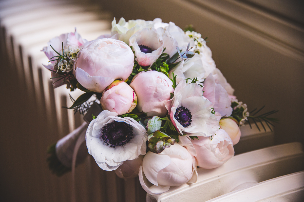 Bouquet de mariée en fleurs blanches au thème zen et bohème lors de mariage décoré par Elisabeth Delsol.