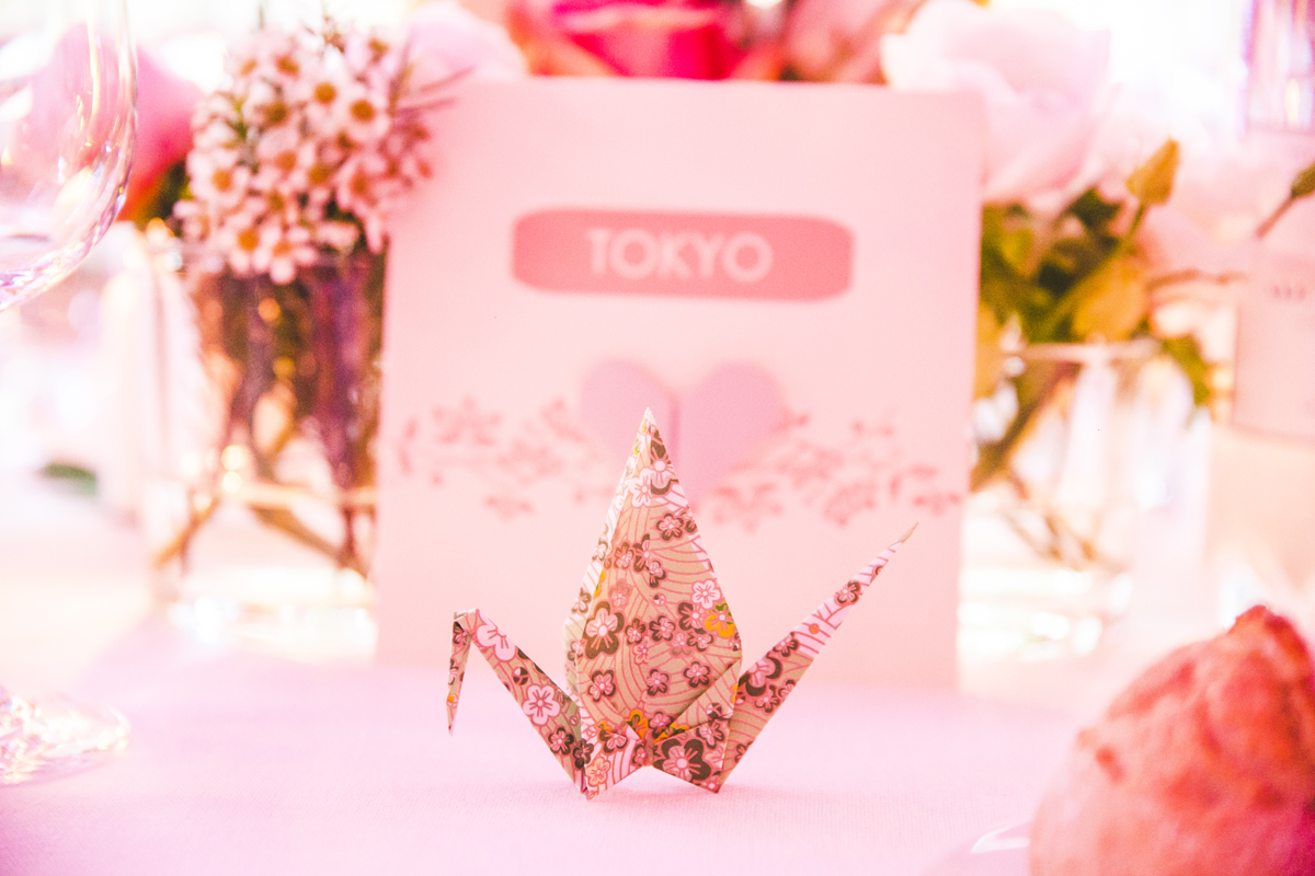 Déco en origami de mariage zen nature avec les fleurs d'Elisabeth Delsol.