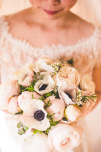 Bouquet De Mariée En Fleurs Blanches Au Thème Zen Et Bohème Lors De Mariage Décoré Par Elisabeth Delsol.