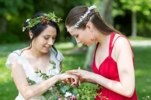 Couronne De Fleur Et Bouquet De Mariée De Mariage Dans Un Jardin Romantique Par Elisabeth Delsol.