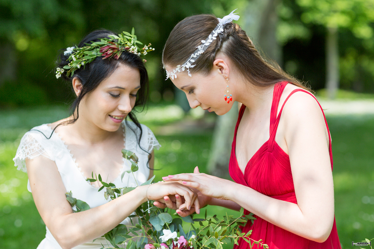 Couronne de fleur et bouquet de mariée de mariage dans un jardin romantique par Elisabeth Delsol.
