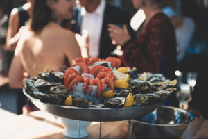 Table De Traiteur Avec Cocktail, Huîtres Et Crevettes De Réception De Mariage Au Cap Ferret.