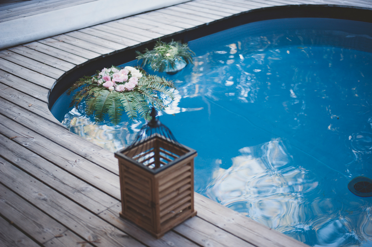 Déco et fleur de piscine de la villa et lieu de réception de ce mariage au Cap Ferret en Gironde.