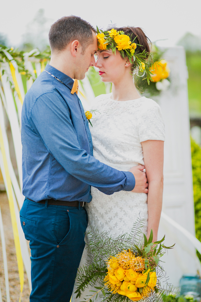 Composition florale jaune : décoration de mariage et événement.