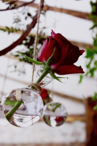 Composition Florale Rouge : Décoration De Mariage Et événement.