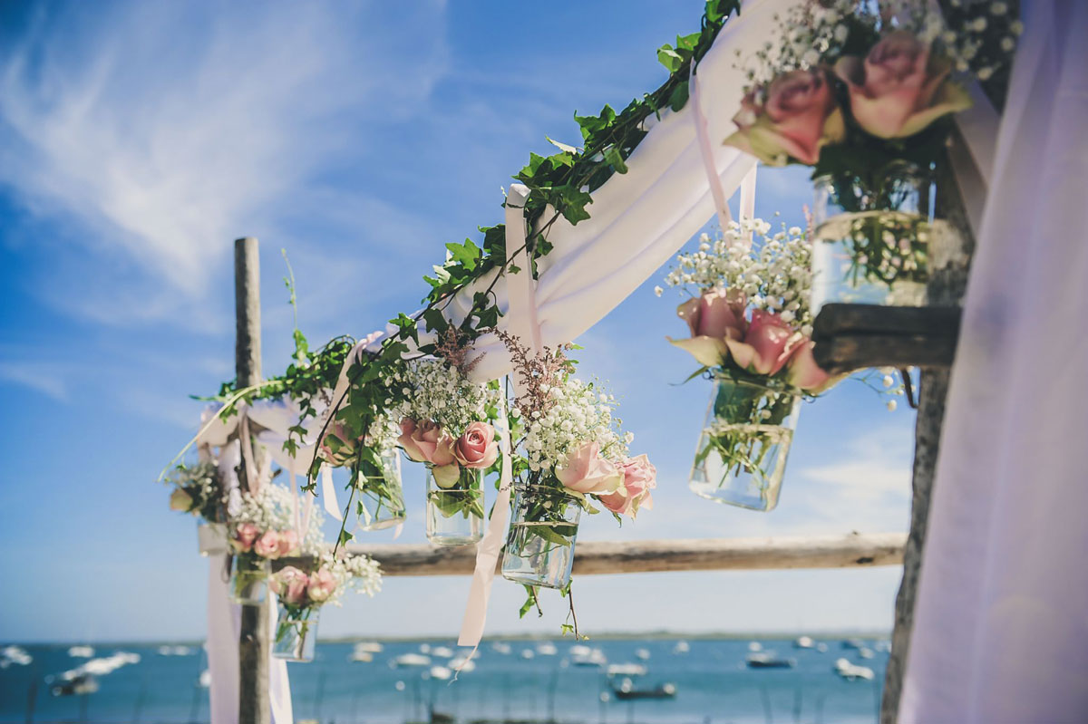 Bouquet de fleurs et décoration d'arche de mariage en bois flotté.