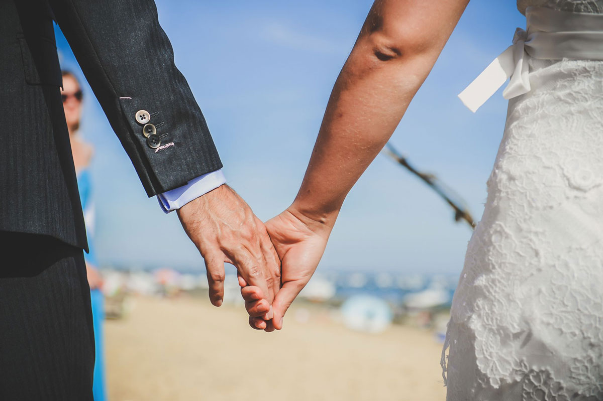 Séance photo de mariage sur la plage de Gironde au Cap Ferret.