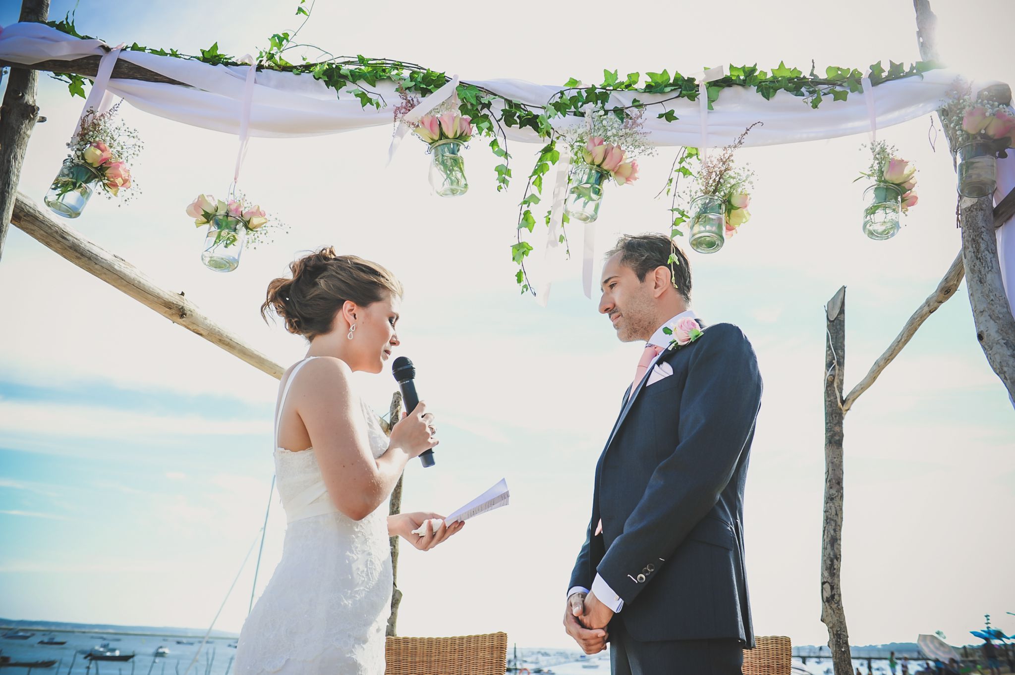 Cérémonie de mariage sur la plage du Cap Ferret avec des fleurs de décoration et du feuillage d'eucalyptus.