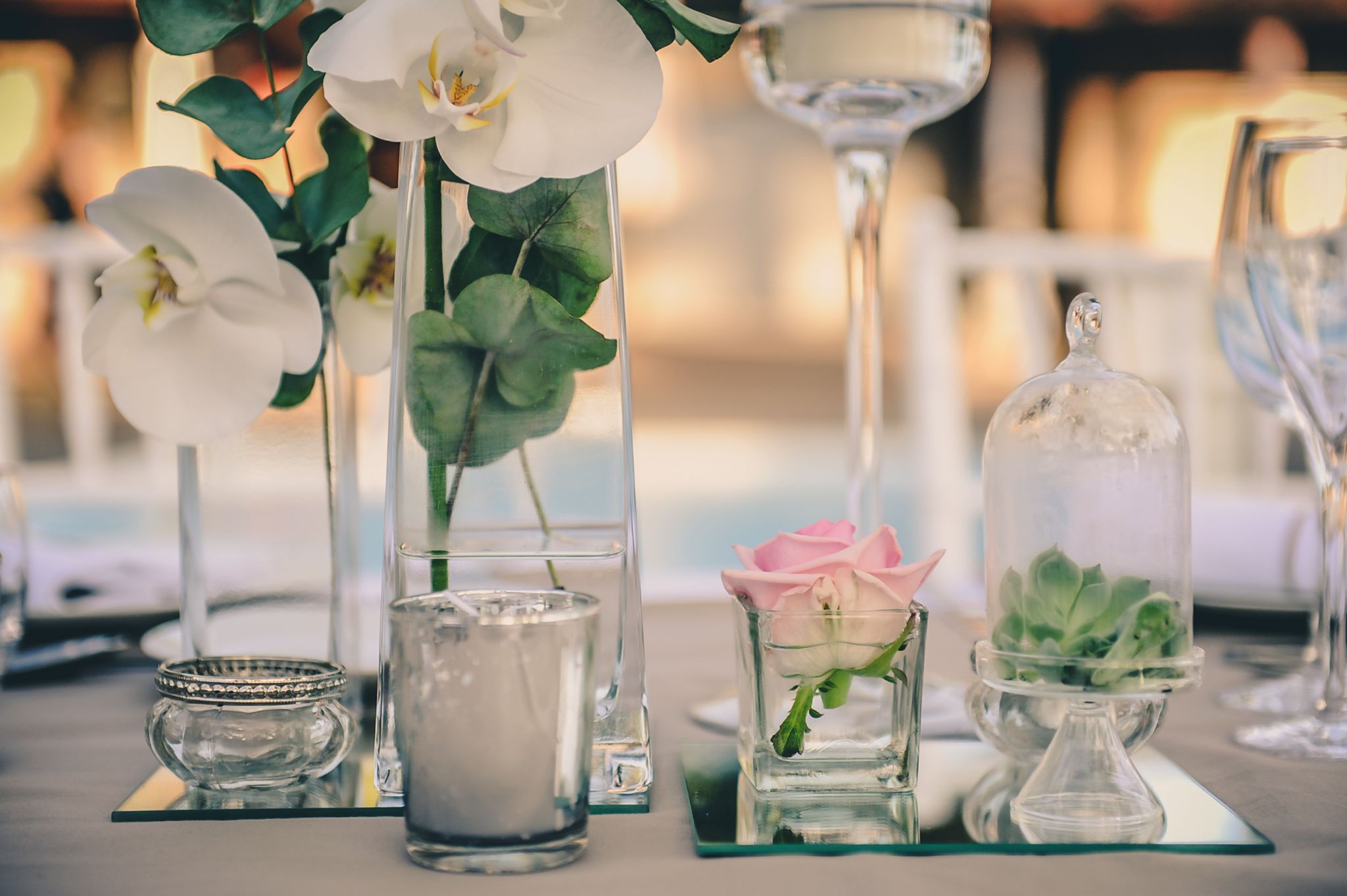 Centre de table et bouquet de mariage lors de réception au Cap Ferret au thème simple et chic.