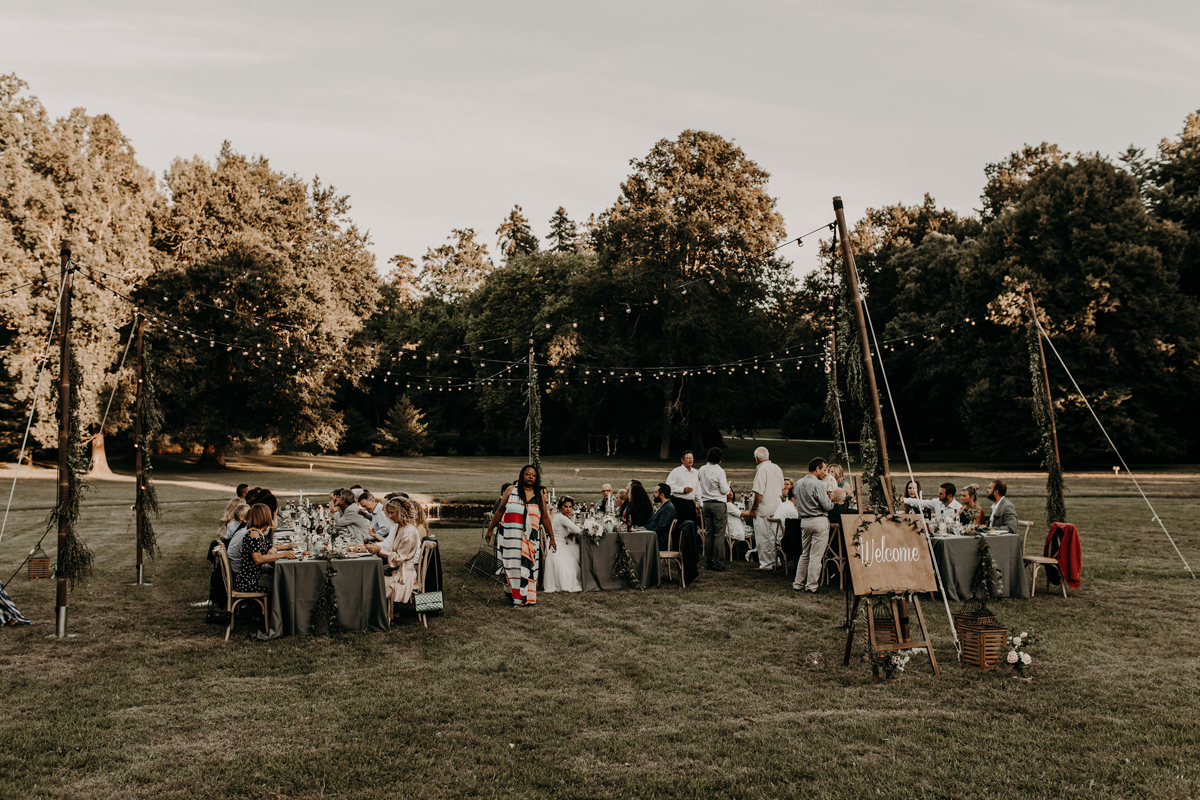 Réception bucolique avec des tables et dîner dans un jardin en pleine nature à la déco bucolique et champêtre.
