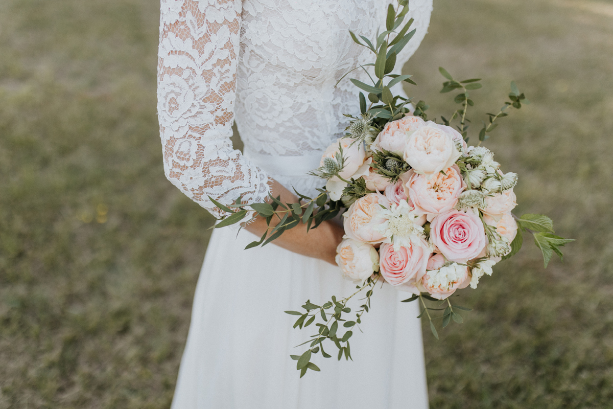 Bouquet de mariée en roses et pivoines au thème romantique chic par la fleuriste mariage de Gironde Elisabeth Delsol.
