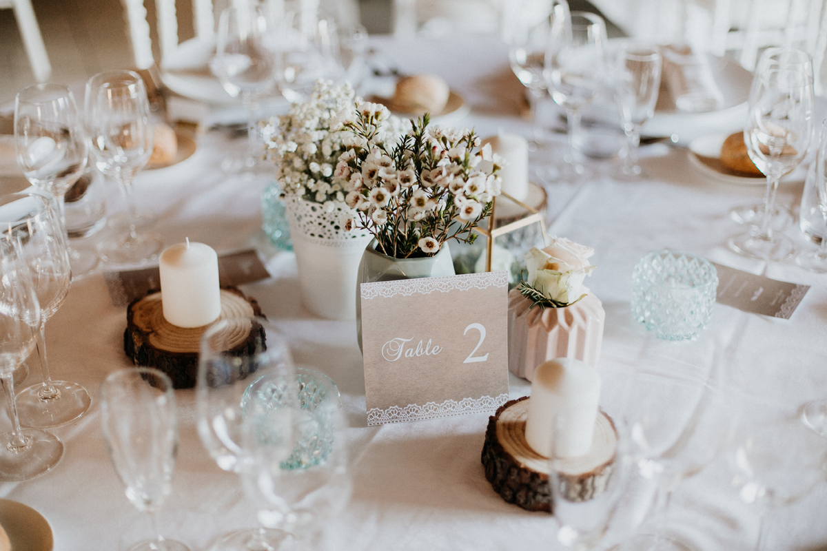 Centre de table en wax et rose au thème simple et rustique par la fleuriste mariage de Gironde Elisabeth Delsol.