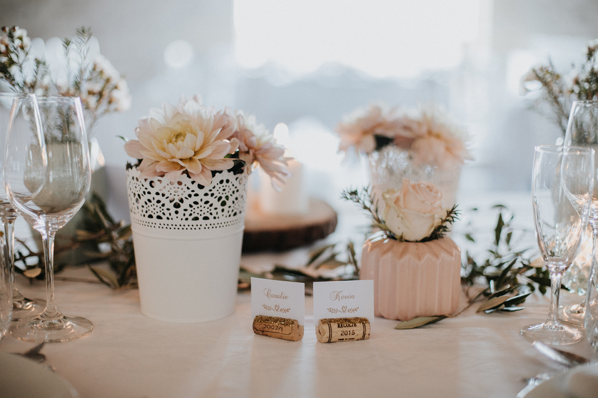 Centre de table en dahlia et rose au thème romantique chic par la fleuriste mariage de Gironde Elisabeth Delsol.