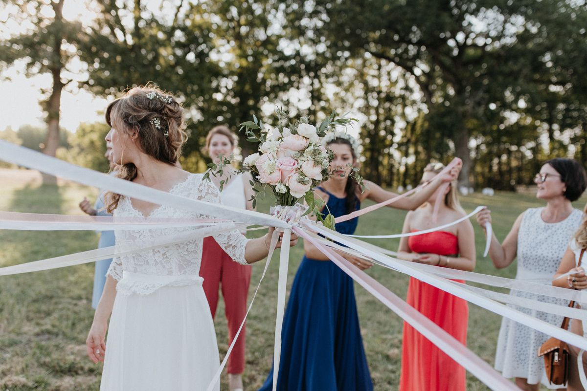 Le jeu du ruban pour un lancer de bouquet de mariée original.