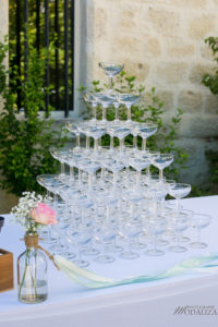 Table Et Cocktail De Mariage Champêtre Avec Bouquet De Fleurs Simples En été.