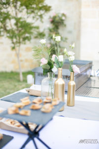 Table Et Cocktail De Mariage Champêtre Avec Bouquet De Fleurs Simples En été.