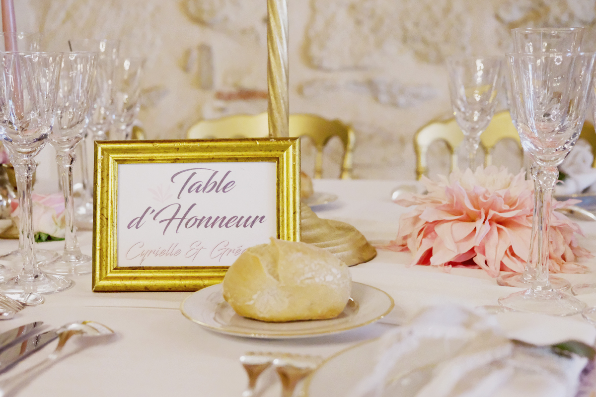 Déco au thème gold et chic des tables de ce mariage au Château d'Agassac par Elisabeth Delsol.