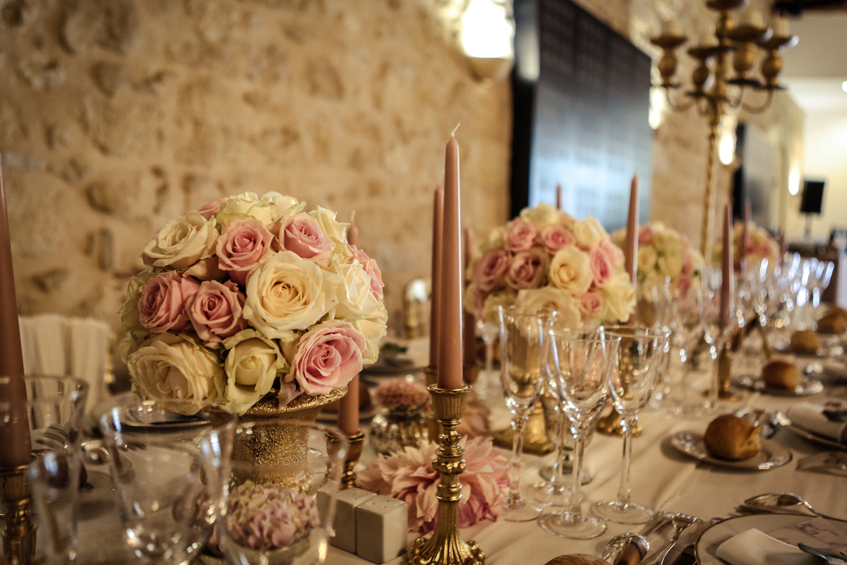 La salle de réception du Château Agassac en Gironde décorée par les bouquets d'Elisabeth Delsol.