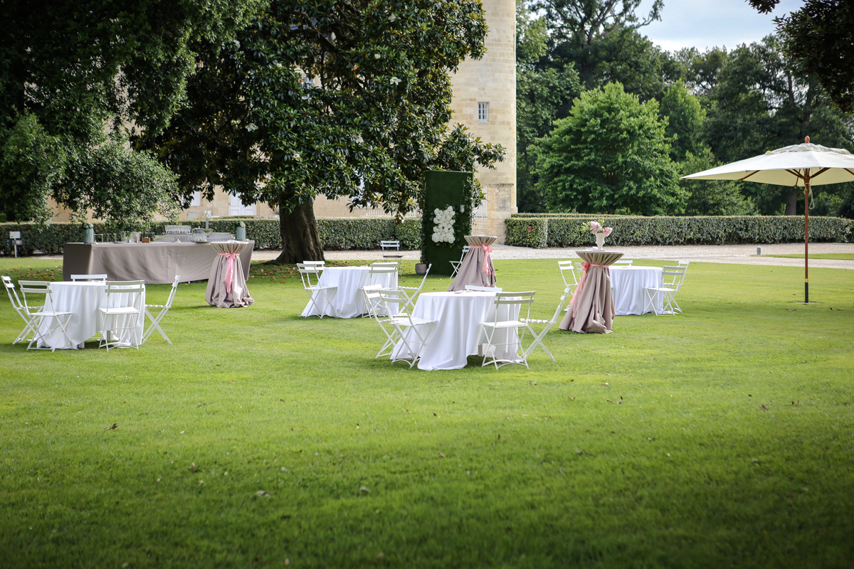 Cocktail de mariage dans le parc et jardin du Château Agassac en Gironde.