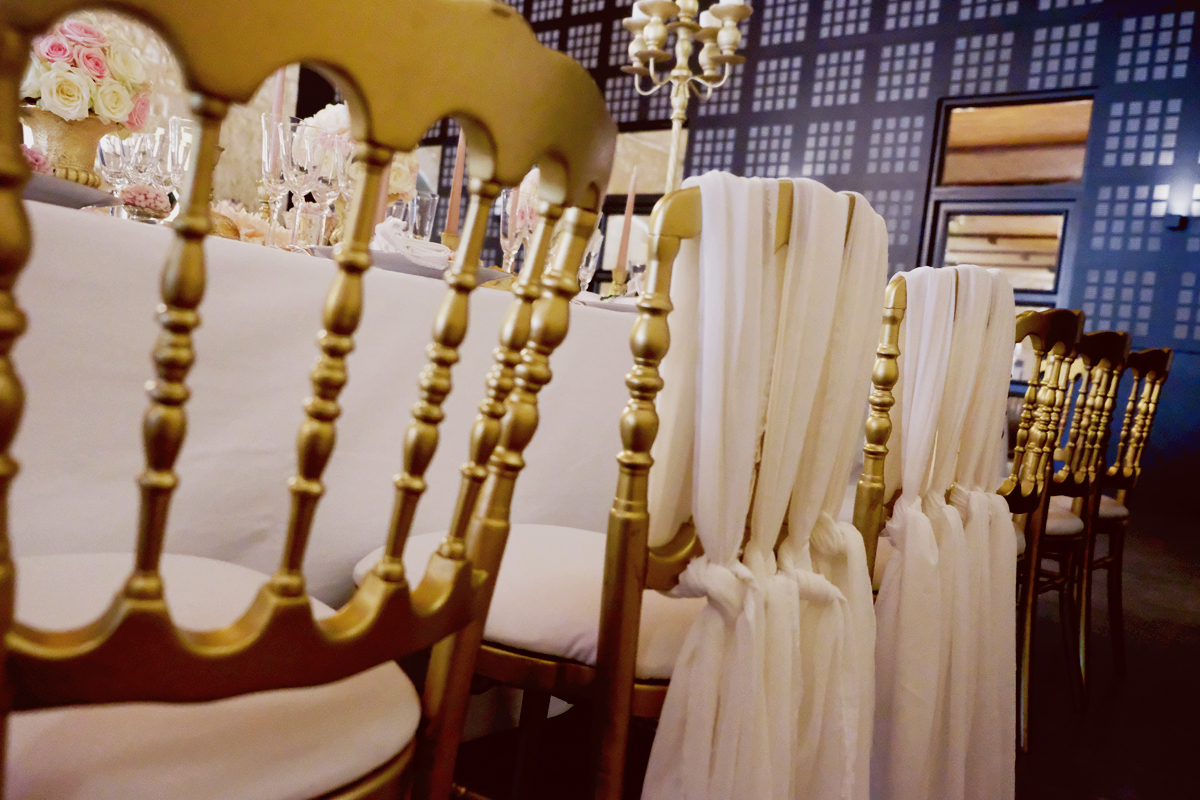 Déco des chaises de la réception chic et moderne de ce mariage à la salle du Château d'Agassac en Gironde.